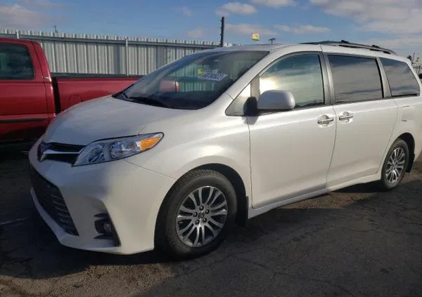 jasień Toyota Sienna cena 70900 przebieg: 42000, rok produkcji 2019 z Jasień